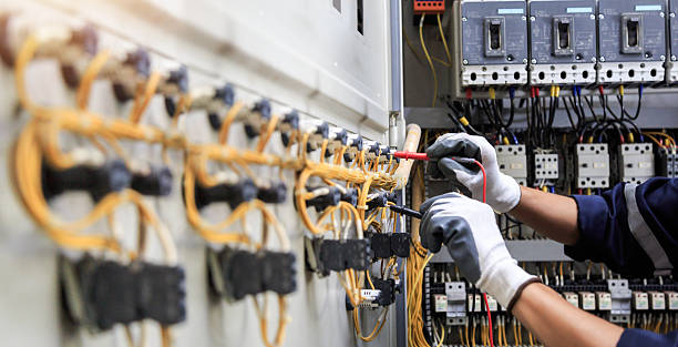 Professional Electrician technician working in Bellevue, IA